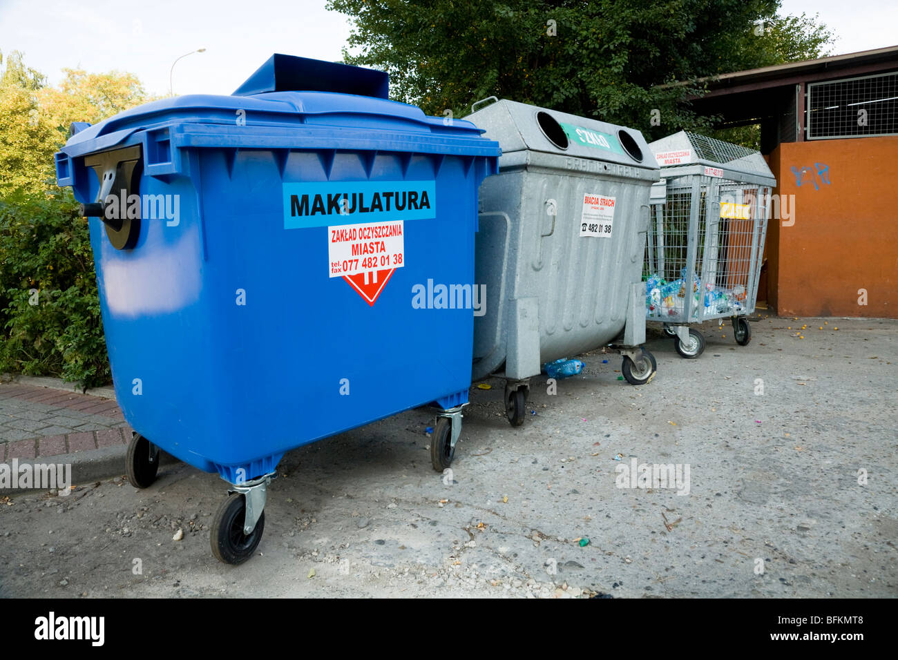 Point de collecte de recyclage pour le papier recyclé, les bouteilles en plastique / bottle bank dans un parking. La Pologne. Banque D'Images