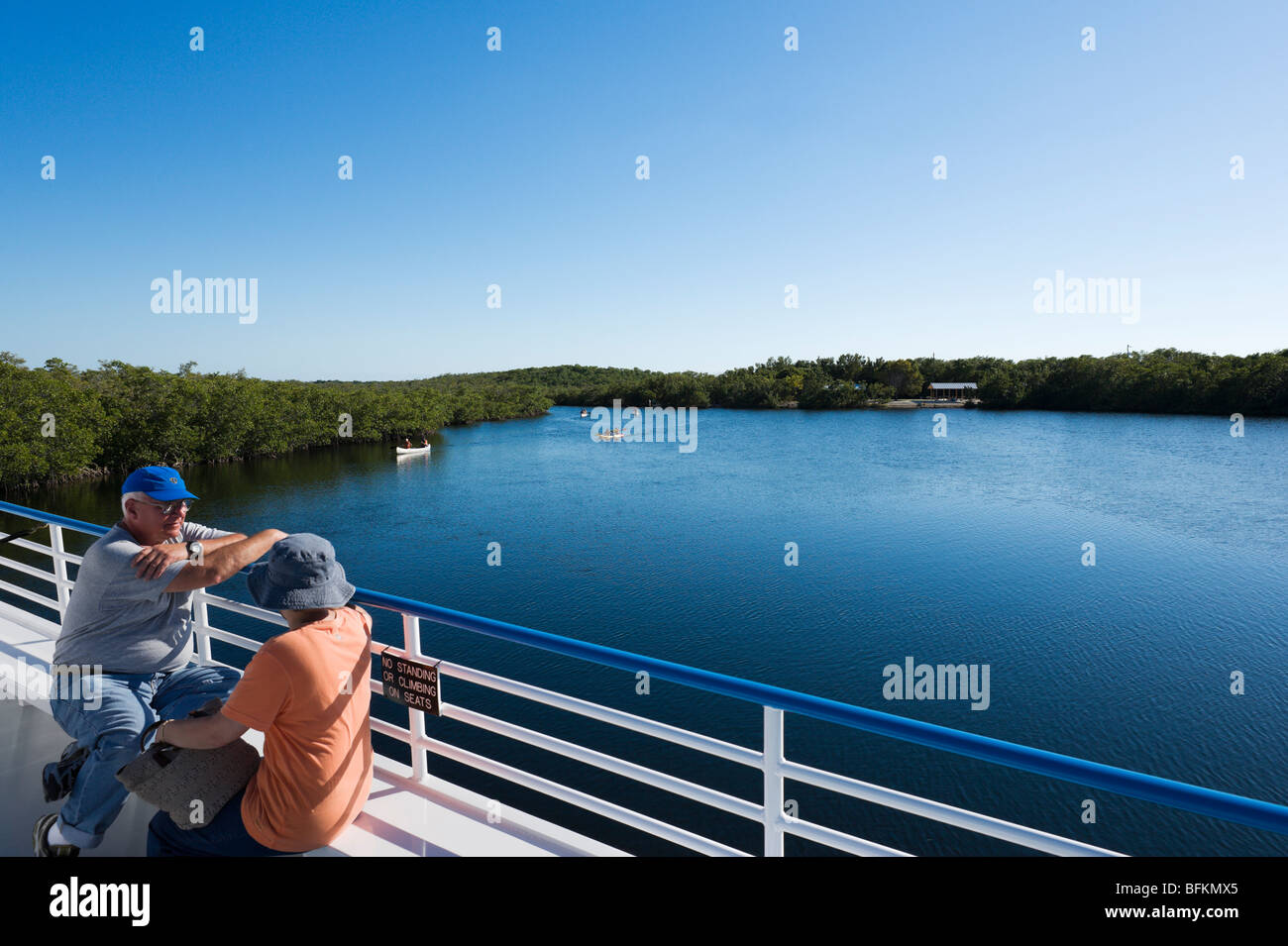Vue du pont supérieur du bateau à fond de verre dans la marina au John Pennekamp Coral Reef State Park, Key Largo, Florida Keys, USA Banque D'Images Vue du pont supérieur du bateau à fond de verre dans la marina au John Pennekamp Coral Reef State Park, Key Largo, Florida Keys, USA Banque D'Images