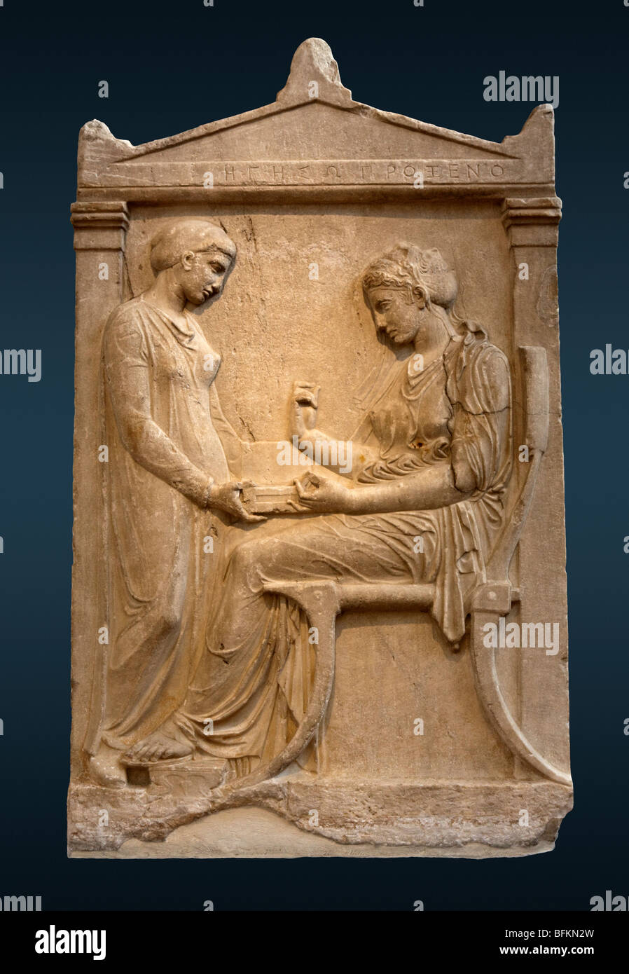 La stèle funéraire d'Hegeso du Kerameikos à Athènes, Grèce. Voir la description pour plus d'informations. Banque D'Images