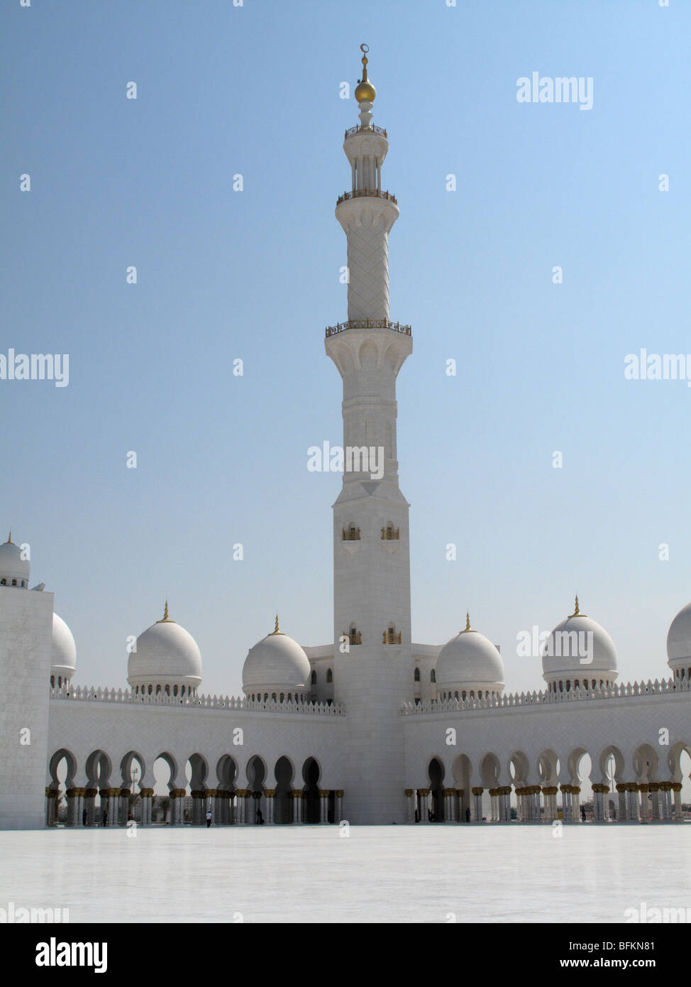 Minarett, plafonnier et promenade à Mosquée Sheikh Zayed Bin Sultan Al Nahyan, Abu Dhabi Banque D'Images