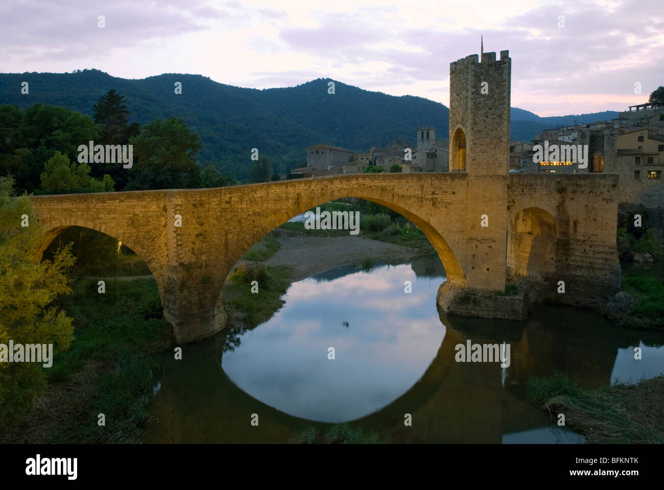 Pont médiéval sur la rivière Fluvia.Besalu. La Garrotxa . Province de Gérone. La Catalogne . Espagne Banque D'Images