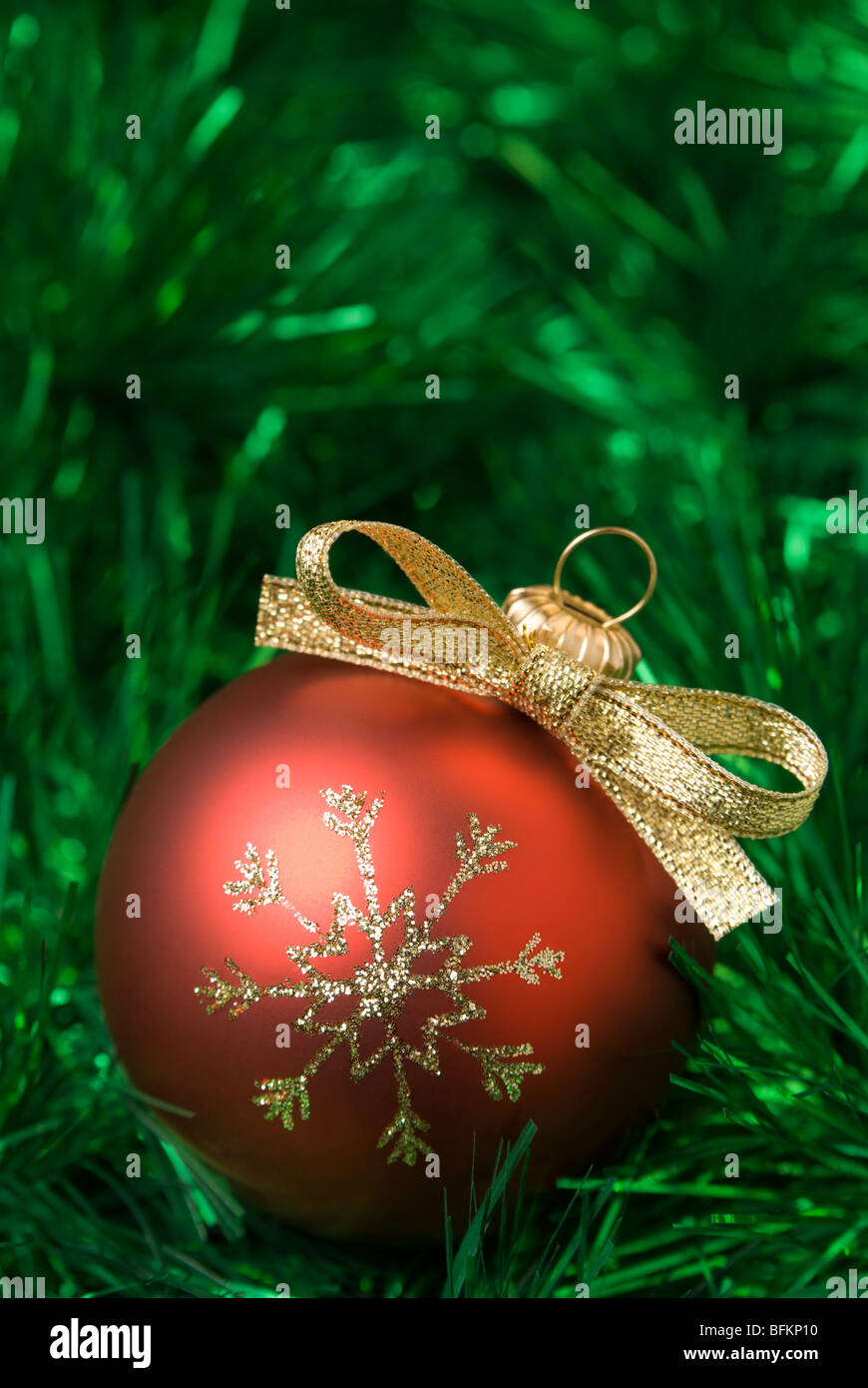 Boules de Noël rouge sur le vert des scintillants. aRGB. Banque D'Images