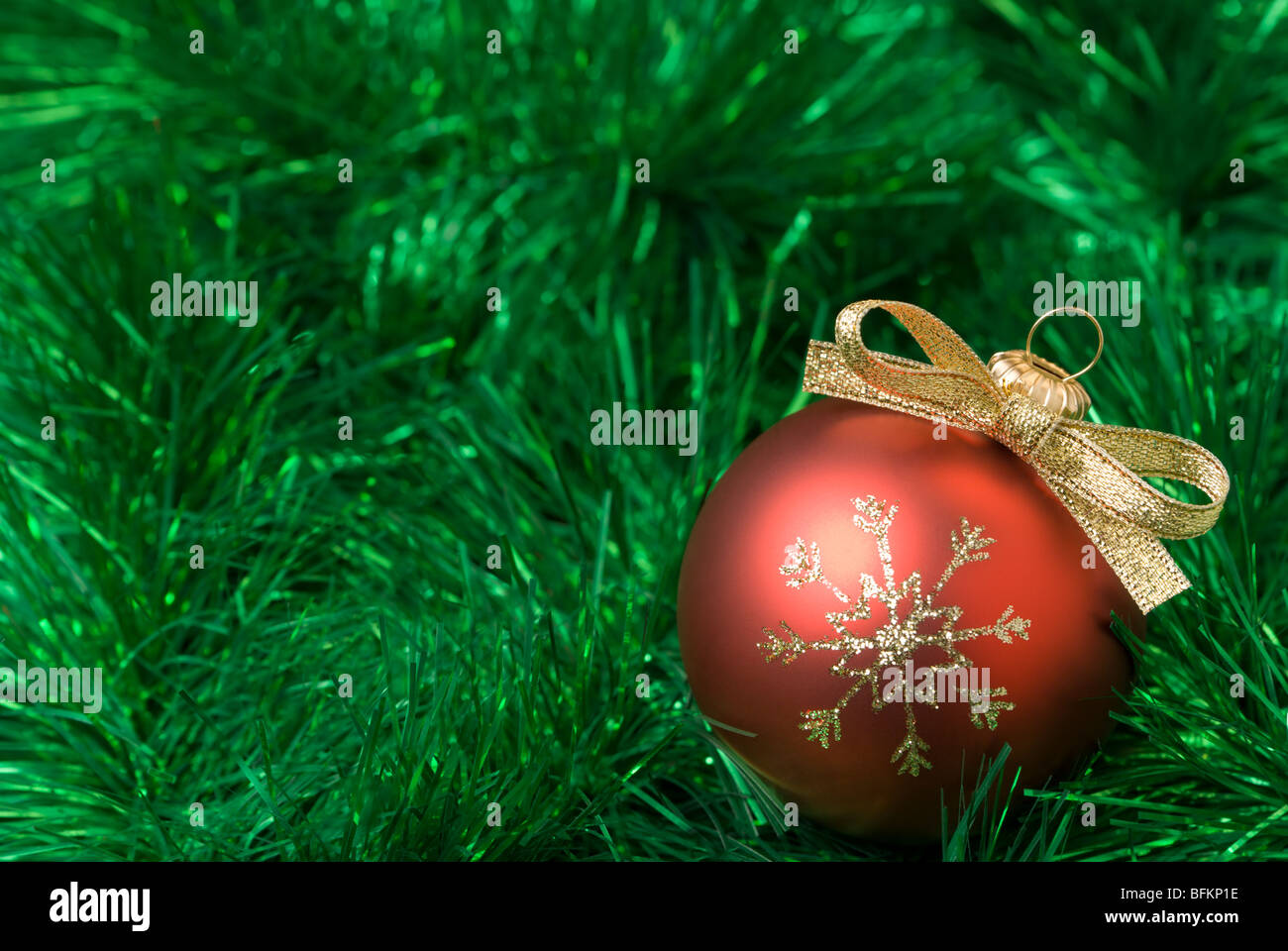Boules de Noël rouge sur le vert des scintillants. aRGB. Banque D'Images
