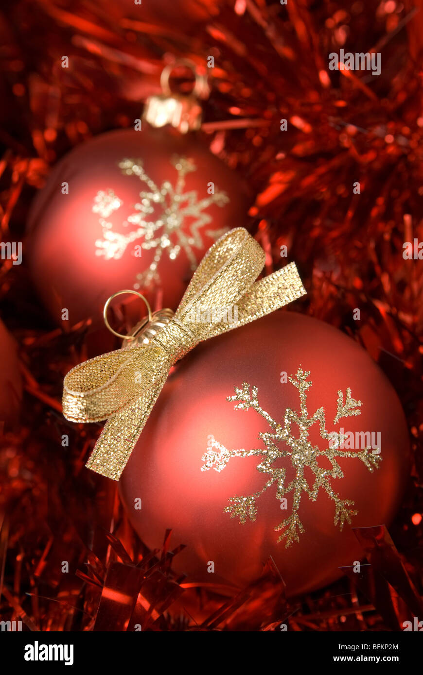 Boule de Noël rouge sur l'ARVB tresse.. Banque D'Images