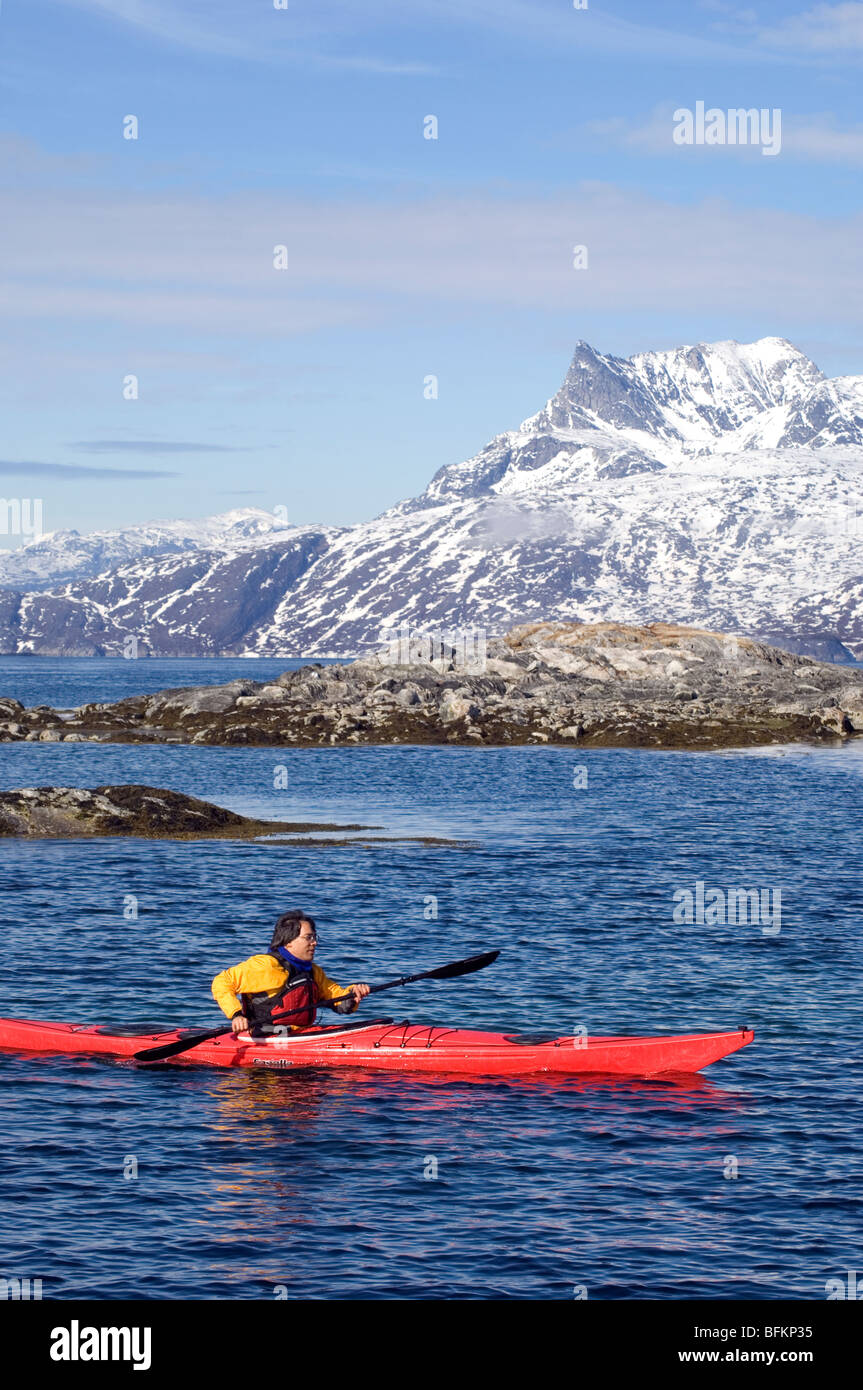 Homme kayak en mer près de Nuuk, Groenland Banque D'Images