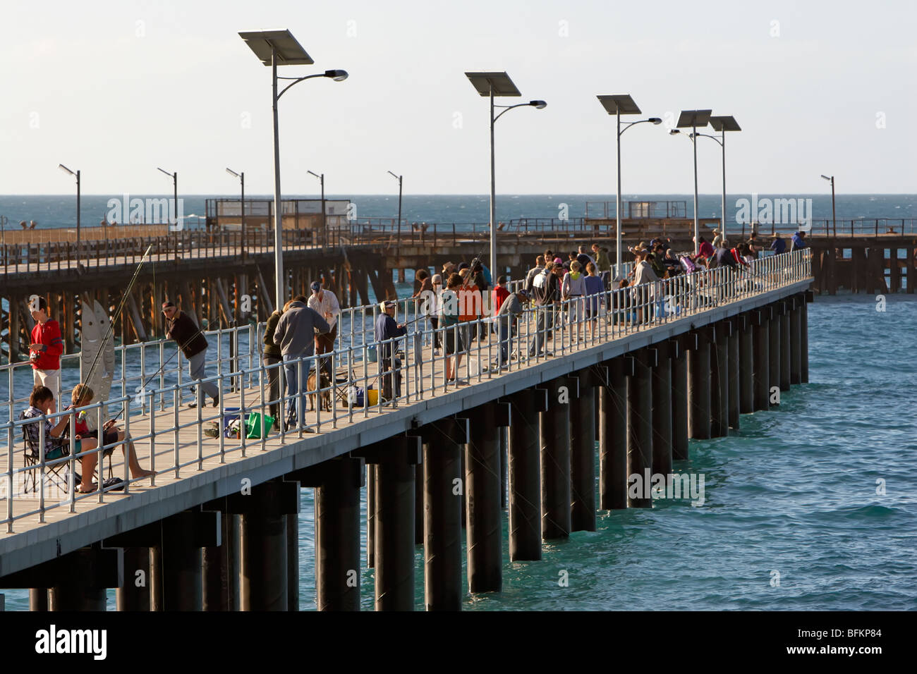 Pêche à la jetée de la baie au Rapid Banque D'Images
