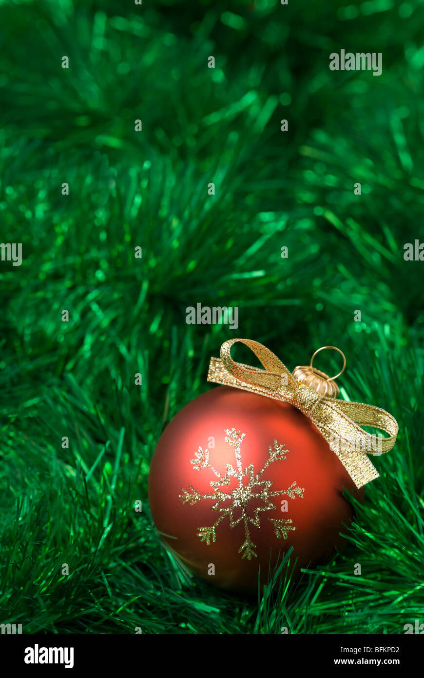 Boules de Noël rouge sur le vert des scintillants. aRGB. Banque D'Images