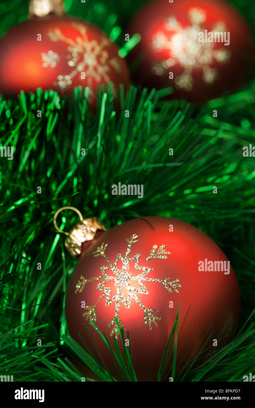 Boules de Noël rouge sur le vert des scintillants. aRGB. Banque D'Images
