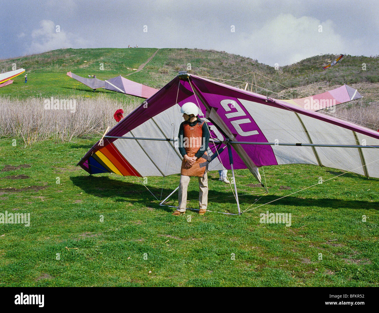 Une personne pour préparer leur planeur de décoller dans un Park à Santa Barbara, Californie Banque D'Images