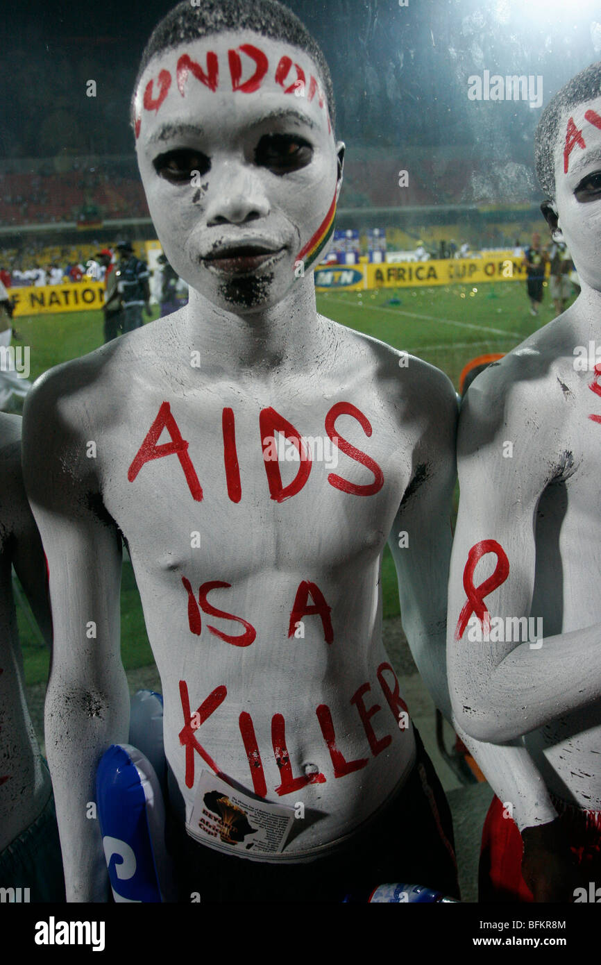 Les garçons en rouge et blanc peinture sur corps avertissement contre les dangers du SIDA. Finale de la coupe d'Afrique des Nations 2008. Banque D'Images