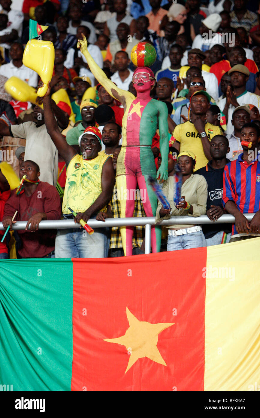 Corps peint Cameron partisan cheers sur son équipe en quart de finale de la coupe d'Afrique des Nations 2008 contre la Tunisie. Banque D'Images