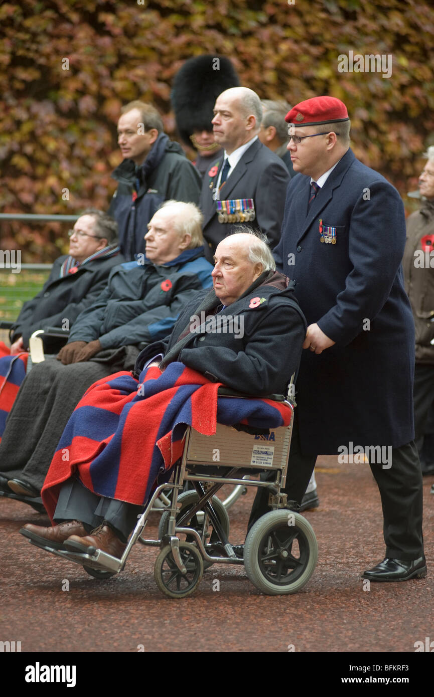 Mutilés de guerre et les vieux soldats en fauteuil roulant lors de la parade du Jour du Souvenir London UK Banque D'Images