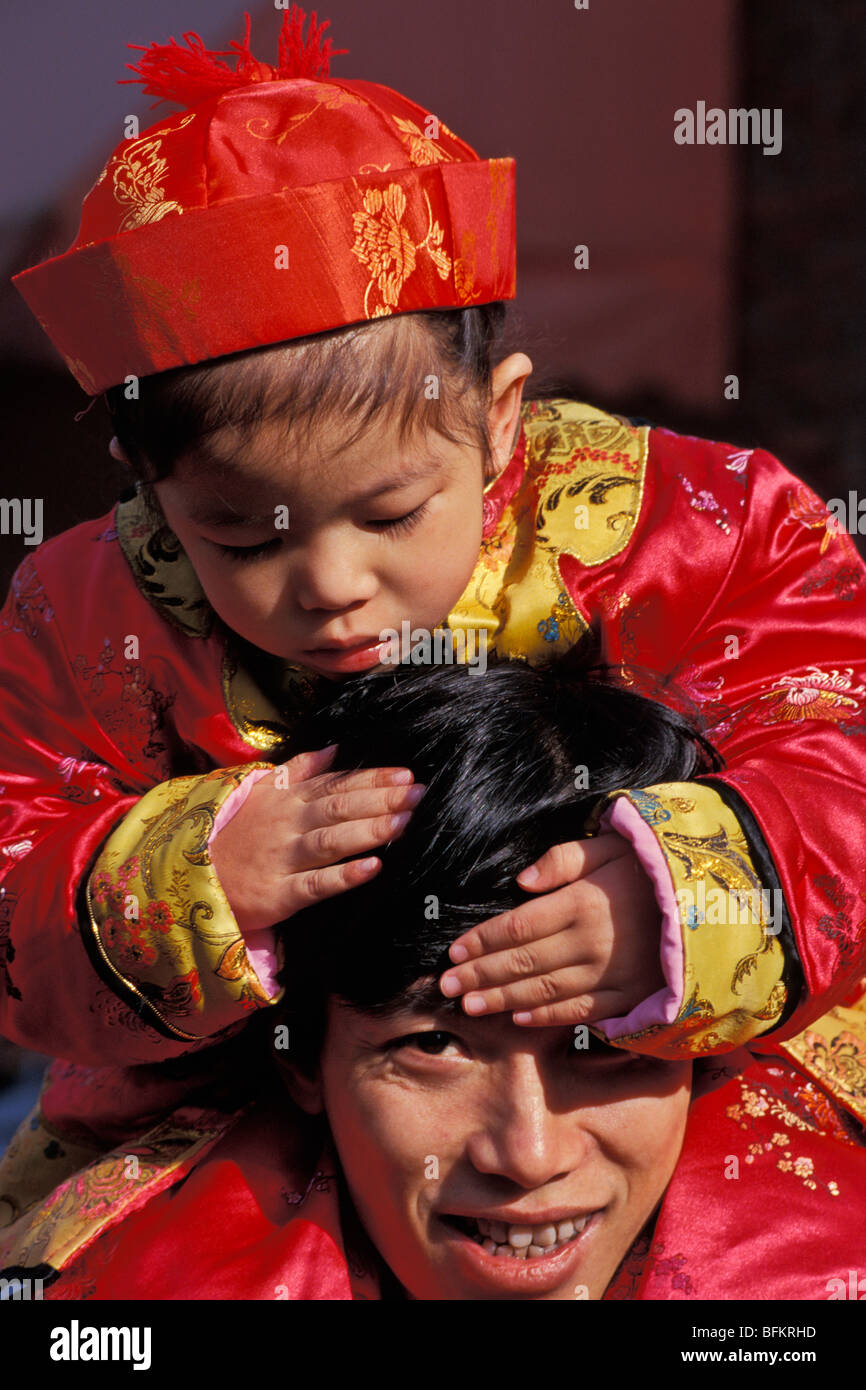 Sur les épaules de l'enfant les adultes pendant le défilé du Nouvel An Chinois Canada Vancouver Banque D'Images