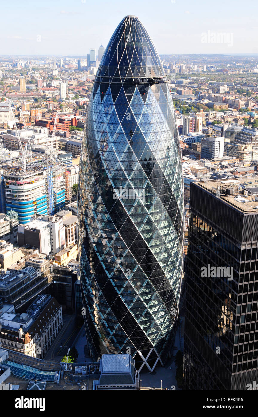 Le Swiss Re Building (le Gherkin) au 30 St Mary Axe dans la ville de Londres, conçu par Sir Norman Foster. Banque D'Images