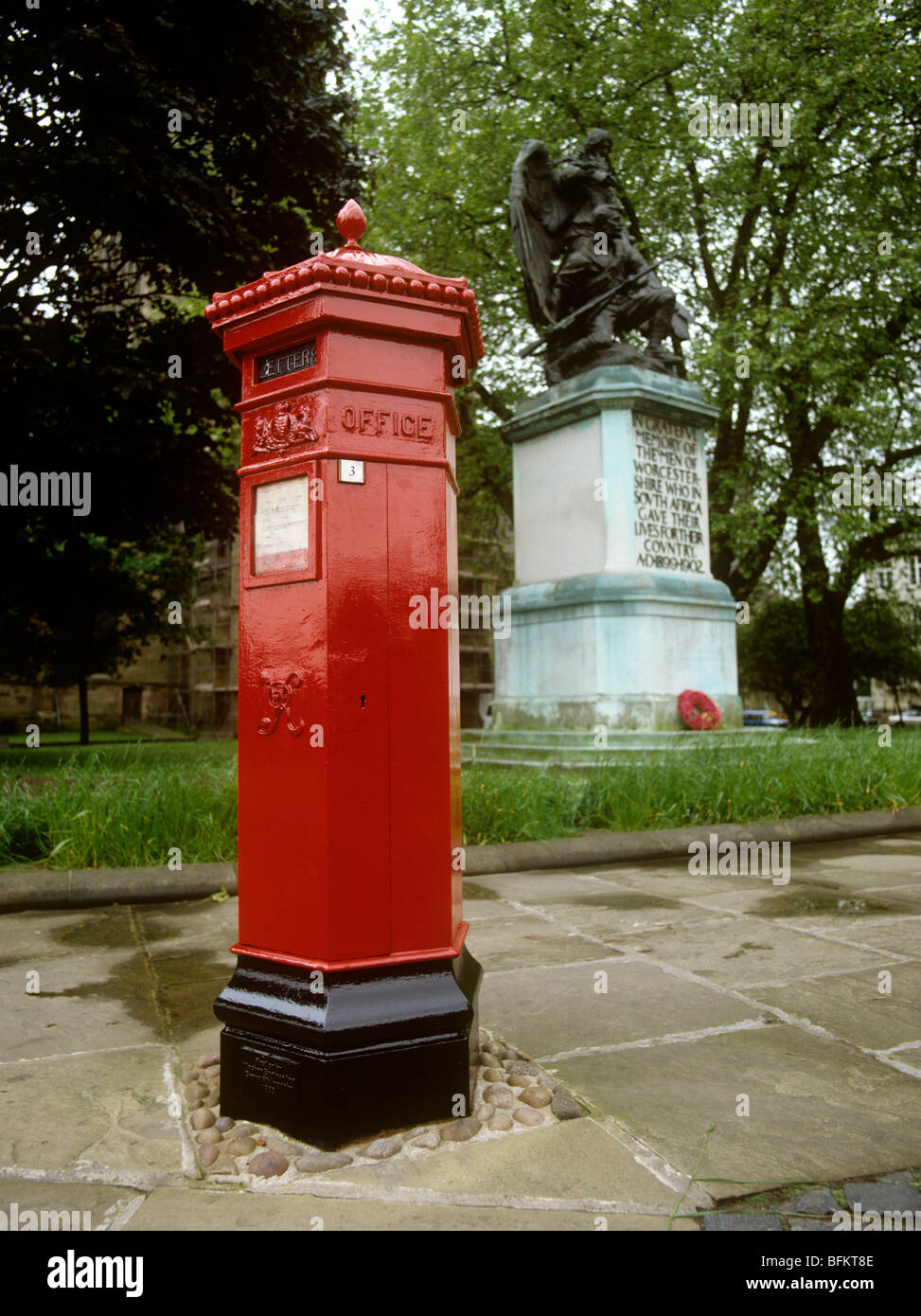 Royaume-uni, Angleterre, Worcester, Worcestershire Victorian Post Box et Boer War Memorial Banque D'Images