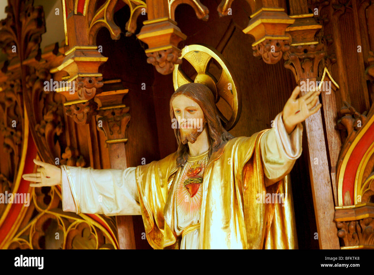 Statue de Jésus Christ avec les bras tendus dans une église catholique Banque D'Images