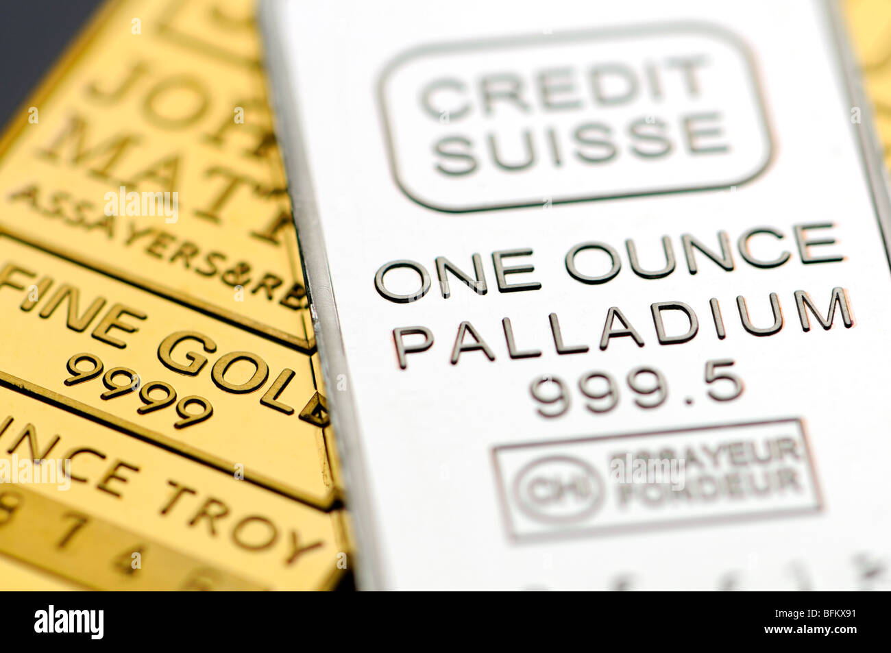 L'un d'onces d'or et le Palladium bullion bars / lingots (répliques) Banque D'Images