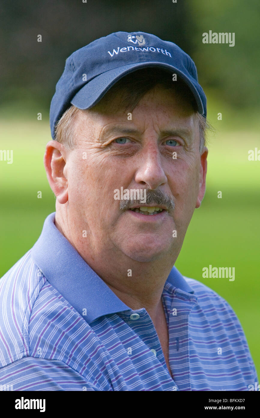 White middle aged male golfer à l'extérieur à la recherche dans l'appareil photo et souriant Banque D'Images