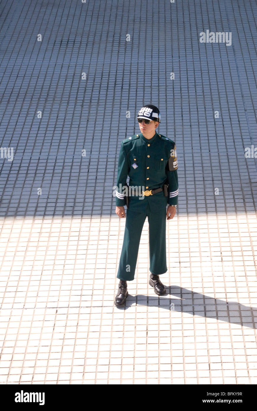 Un soldat sud-coréen sur le côté sud de la ligne de démarcation militaire dans la zone démilitarisée (DMZ) Banque D'Images