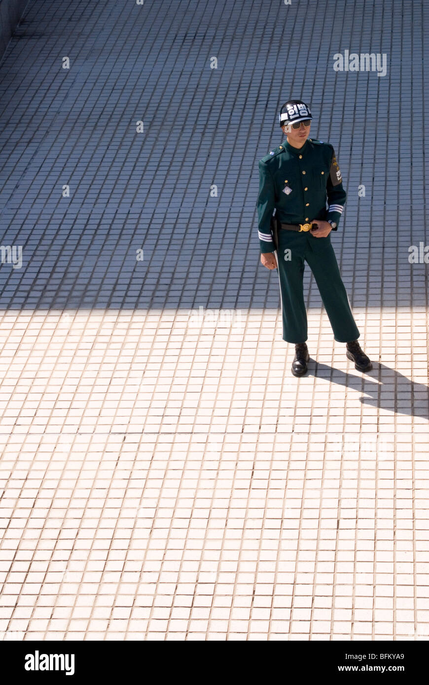 Un soldat sud-coréen sur le côté sud de la ligne de démarcation militaire dans la zone démilitarisée (DMZ) Banque D'Images