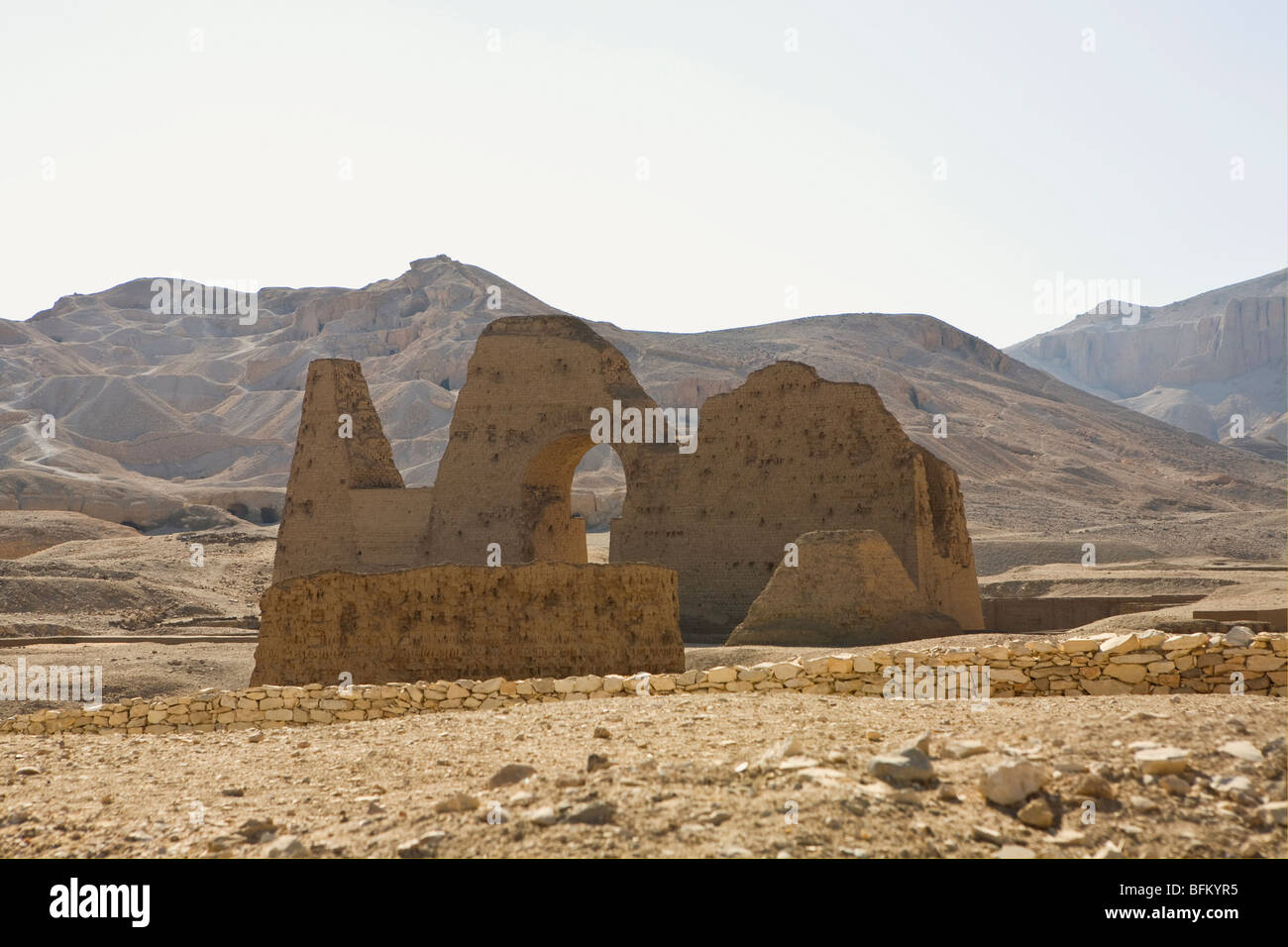 Vue de la boue des murs en brique de l'inhumation connue sous le nom de tombes Asasif près d Hatshepsuts Temple à Deir el-Bahri, Louxor, Banque D'Images