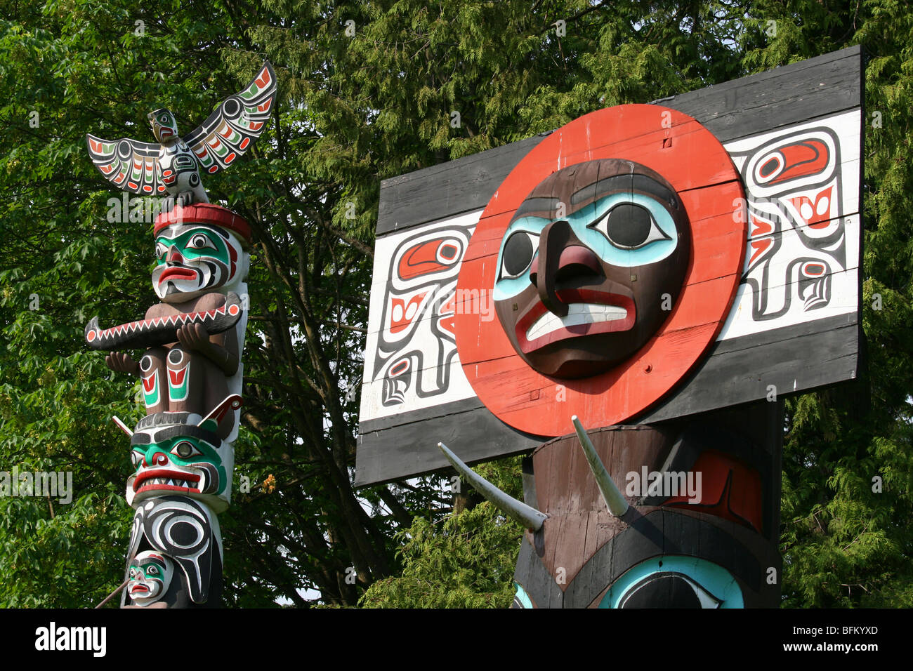 Une photo de Stanley park totems colorés à Vancouver, BC, Canada Banque D'Images