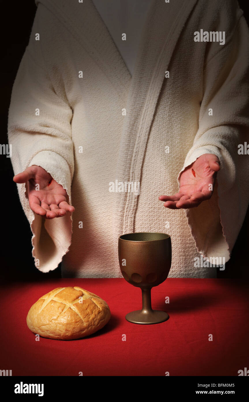 Jésus avec cicatrices dans ses mains à la table de communion, avec le pain et le vin Banque D'Images