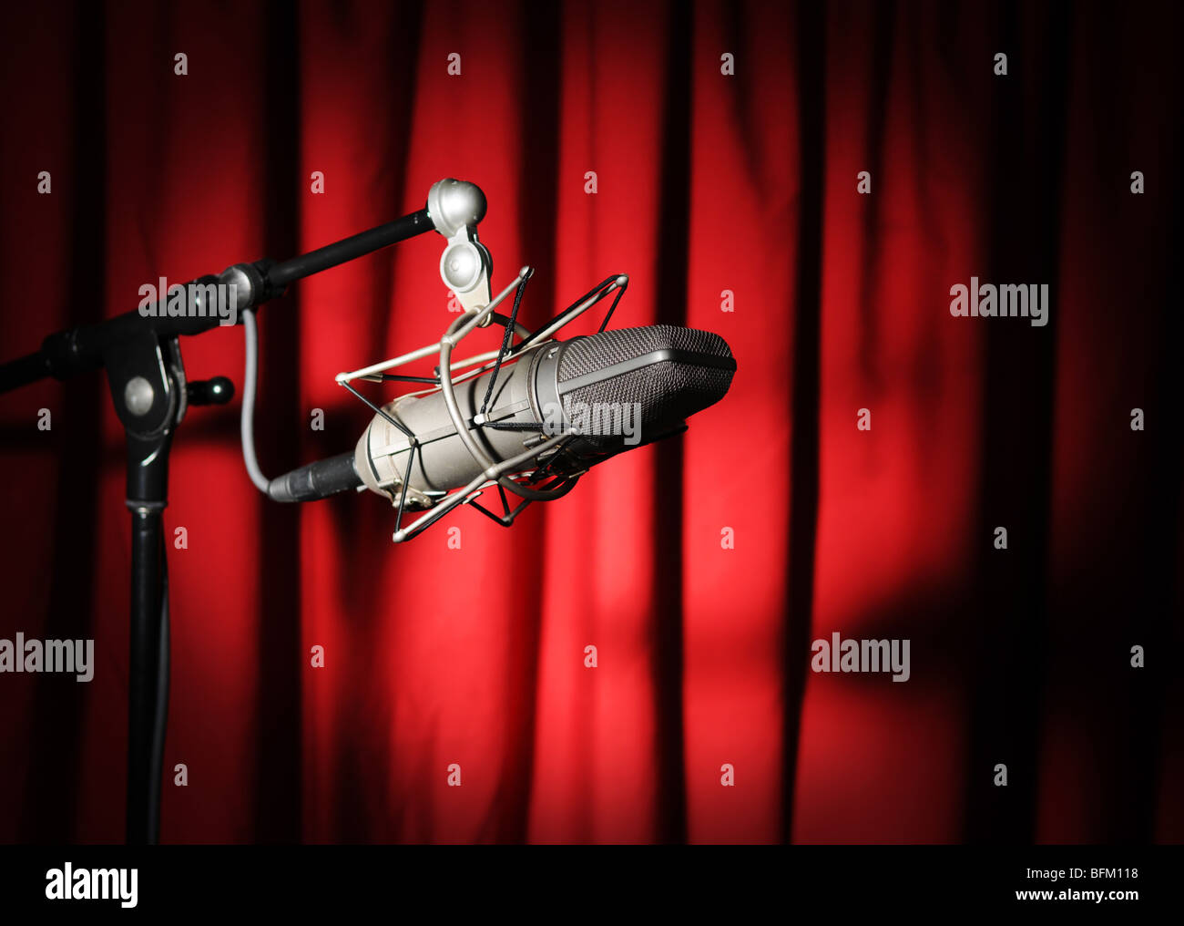 Microphone vintage avec Spotlight sur un rideau rouge Banque D'Images
