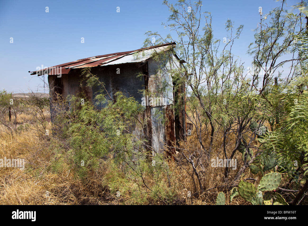 Vestiges d'outhouse en ville fantôme de Langtry, Texas USA Banque D'Images