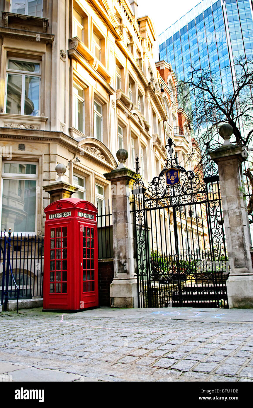 Boîte de téléphone rouge près de l'ancien et le nouveau bâtiment à Londres Banque D'Images