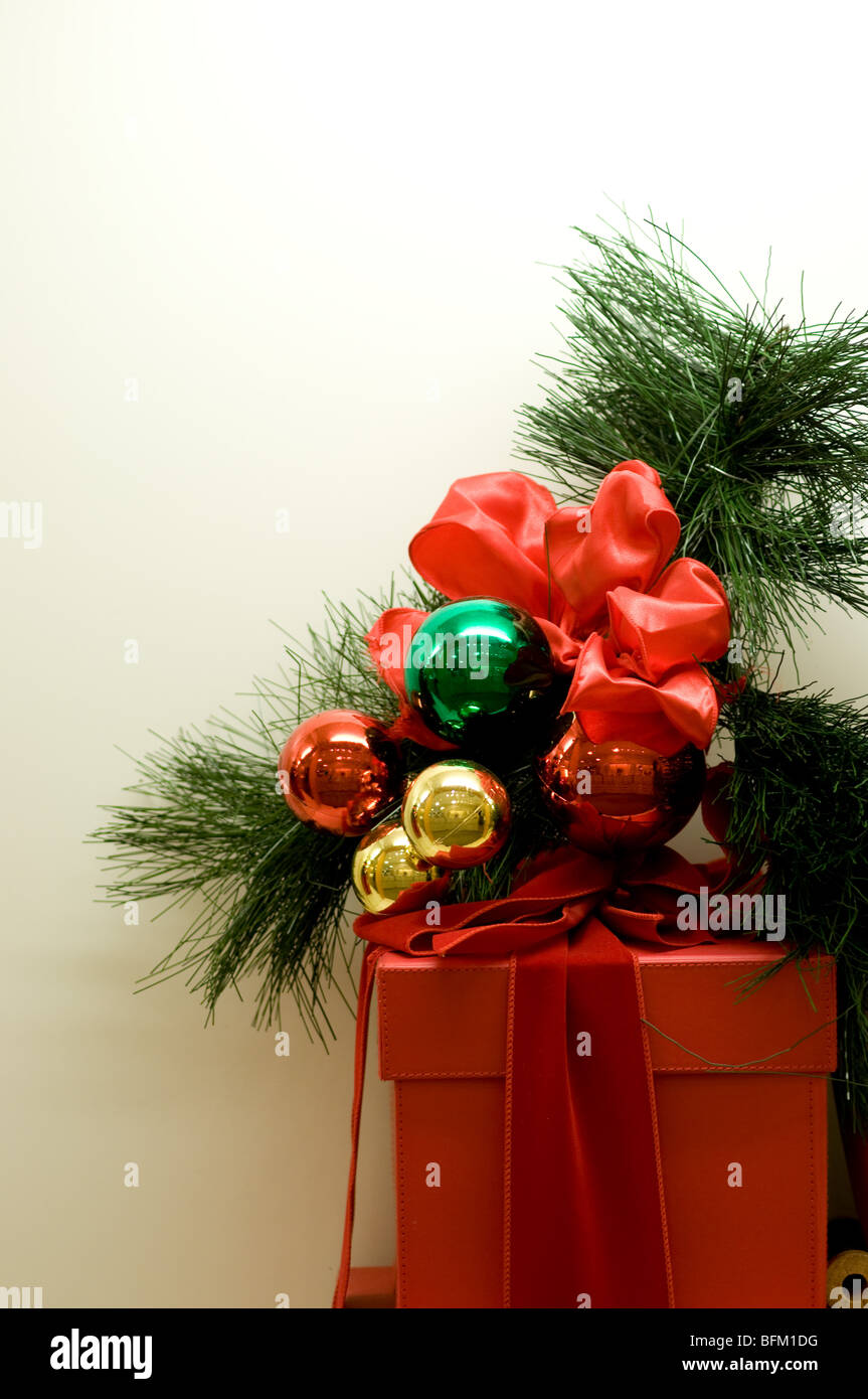 Boules de Noël or et vert avec ruban rouge et branches de pin avec fond blanc pour copy space Banque D'Images