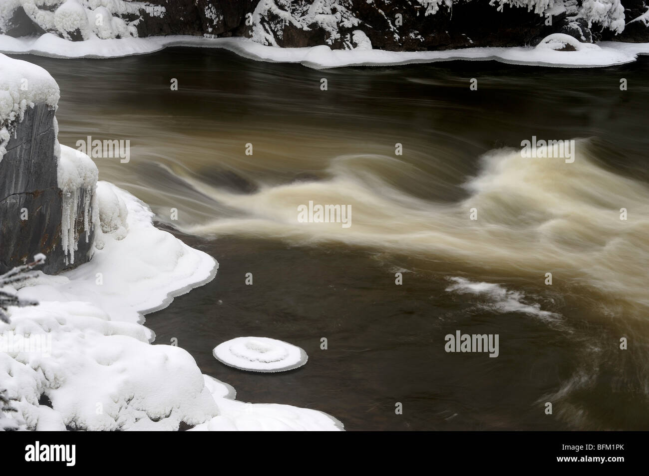 Grass River au début de l'hiver, le Parc Provincial Chutes Pisew, Manitoba, Canada Banque D'Images