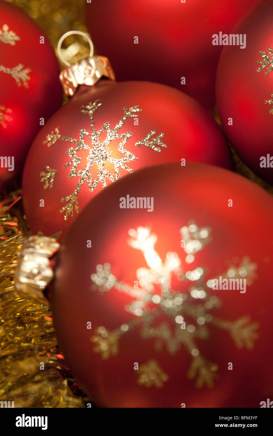 Boule de Noël avec le snowlflake. aRGB. Banque D'Images