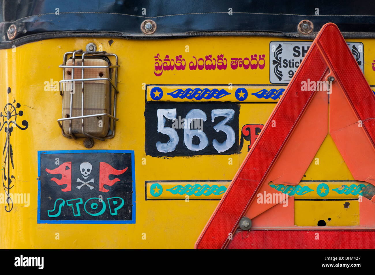 Retour d'un auto rickshaw en Inde, avec une tête de mort peinte panneau d'arrêt. L'Andhra Pradesh, Inde Banque D'Images