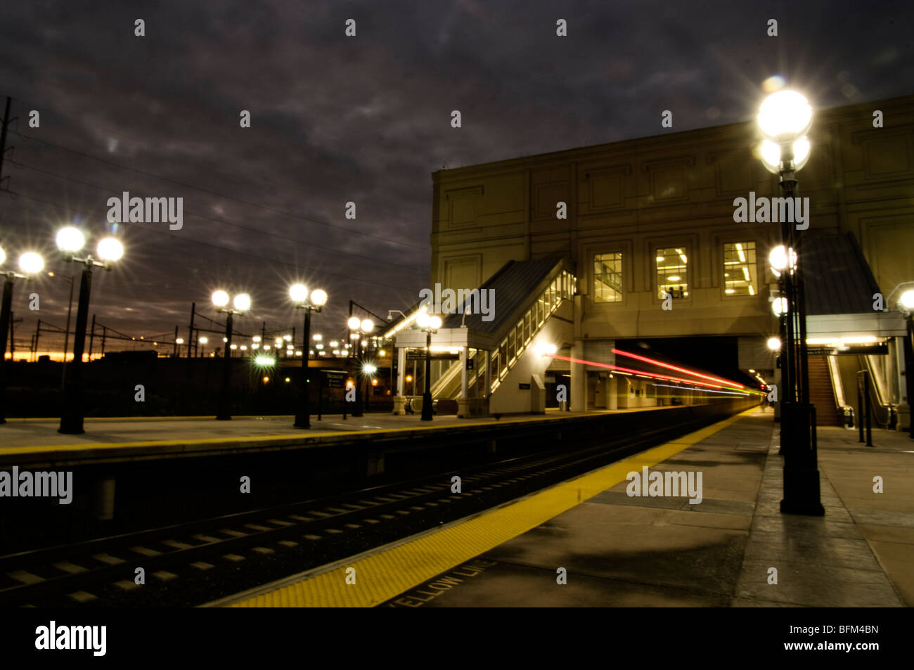 Frank Lautenberg station (a/k/a Secaucus Junction) contre le crépuscule. Banque D'Images