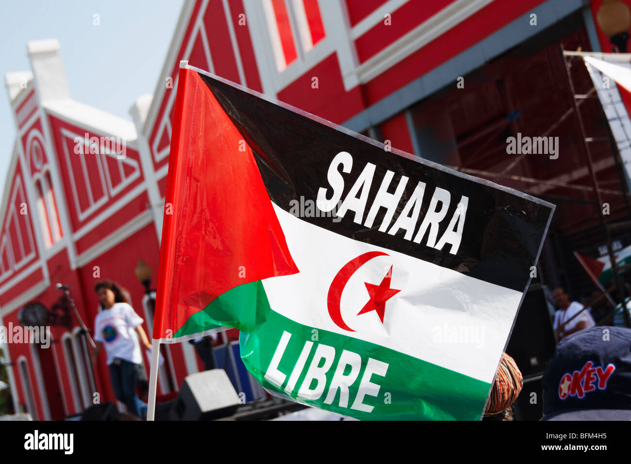 Les femmes du Sahara occidental portant des drapeaux disant 'Sahara libre' (Sahara libre) à la manifestation à Las Palmas de Gran Canaria. Banque D'Images
