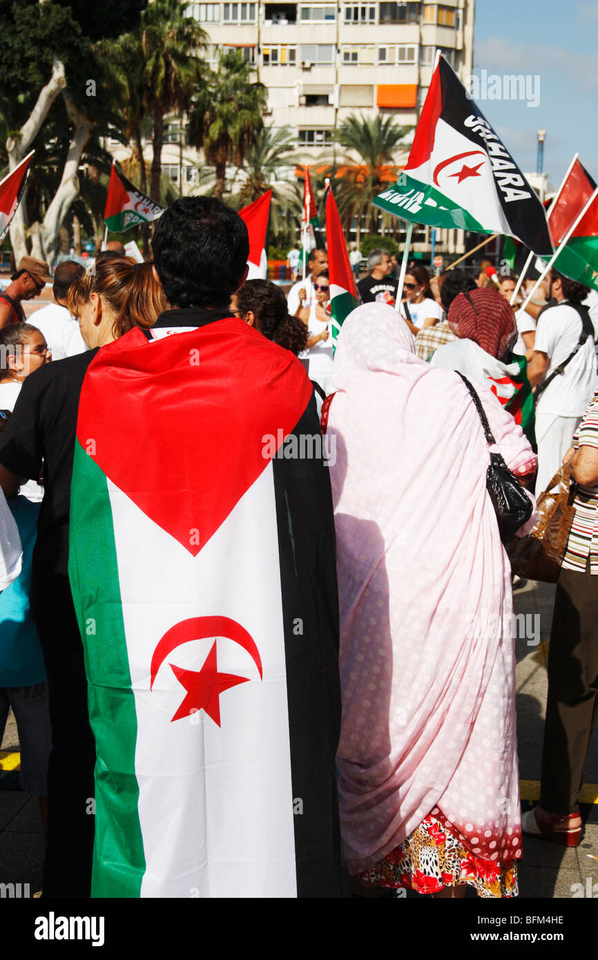 Les femmes du Sahara occidental portant des drapeaux disant 'Sahara libre' (Sahara libre) à la manifestation à Las Palmas de Gran Canaria. Banque D'Images