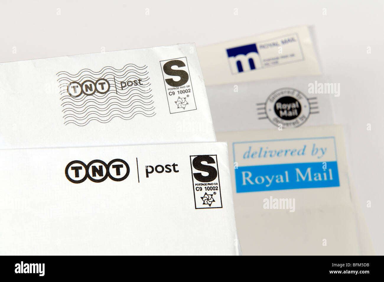 TNT Post & Royal Mail les étiquettes d'affranchissement Banque D'Images