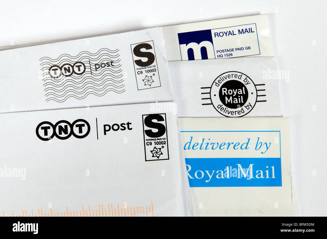 TNT Post & Royal Mail les étiquettes d'affranchissement Banque D'Images