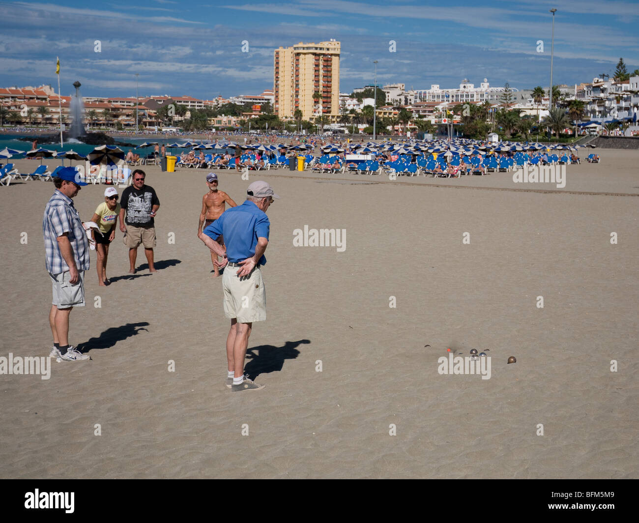 Personnes jouant ou boulle petang sur la plage de Los Christianos Tenerife Banque D'Images