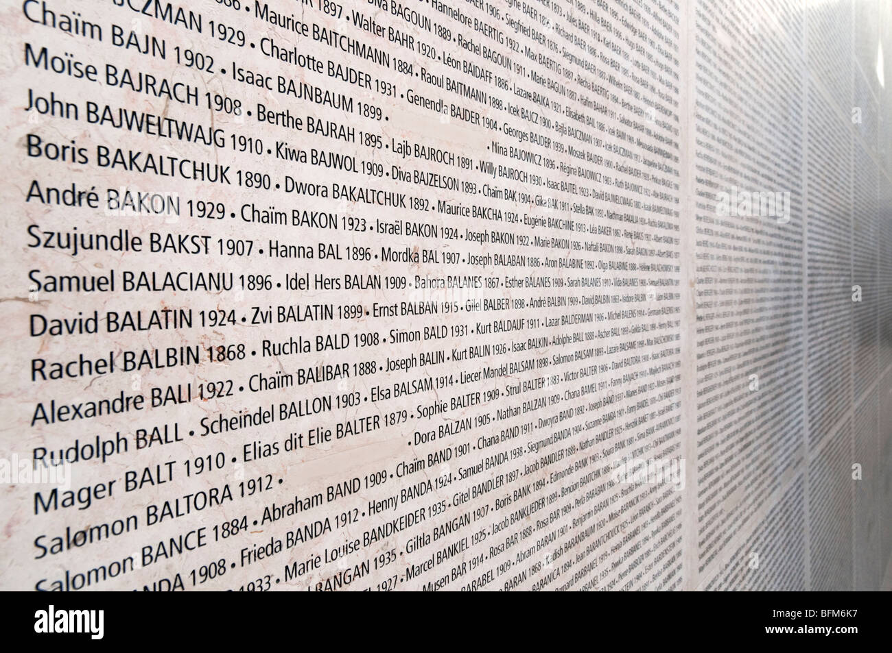 Le Mur des noms dans l'Holocaust Memorial Museum liste les 76 000 Juifs déportés de France, Paris Banque D'Images