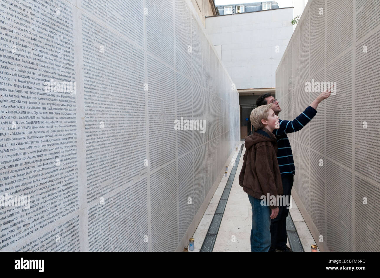 Le Mur des noms dans l'Holocaust Memorial Museum liste les 76 000 Juifs déportés de France, Paris Banque D'Images