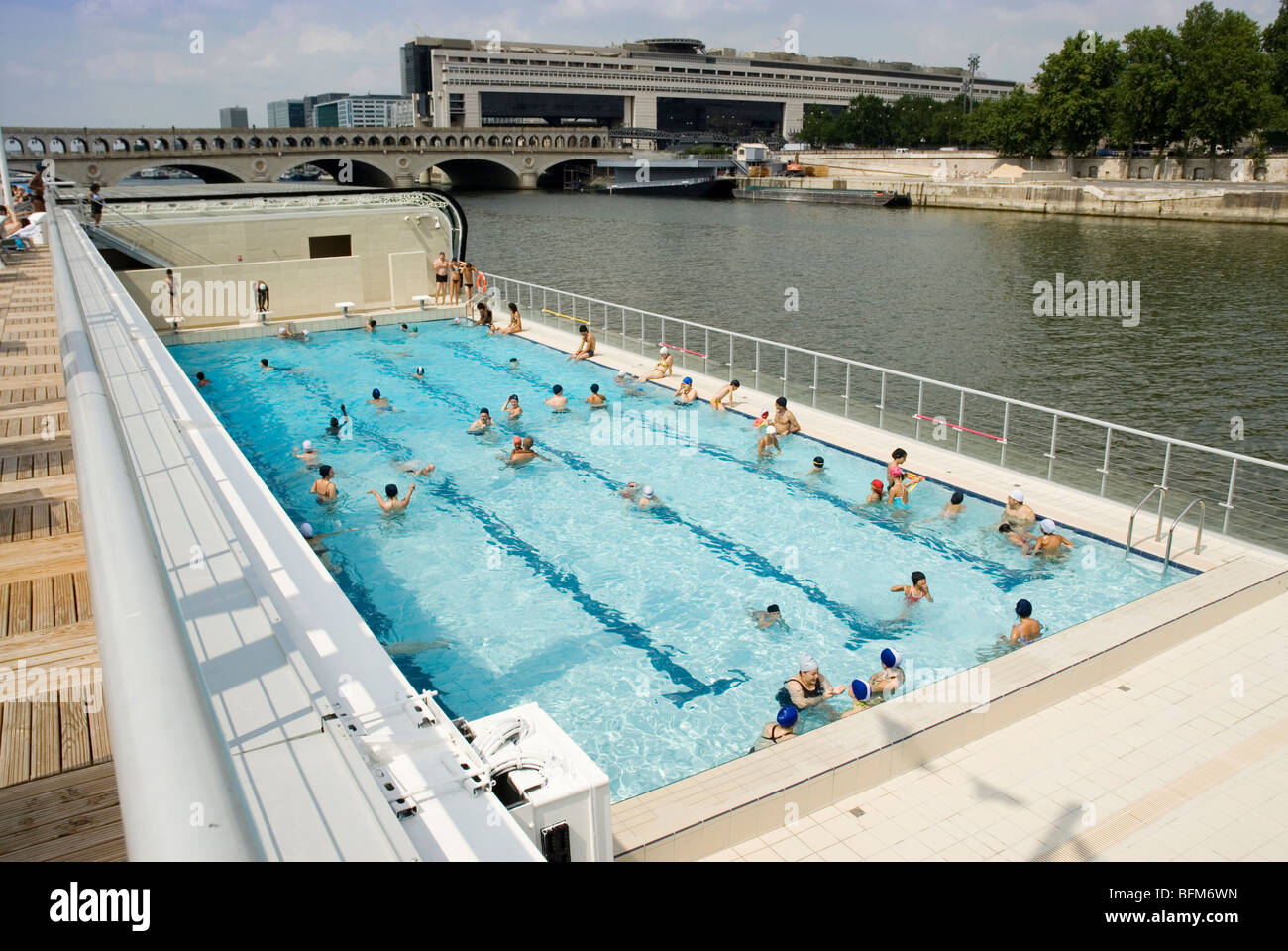 Piscine Joséphine Baker, piscine flottante dans la Seine, Paris, France Banque D'Images