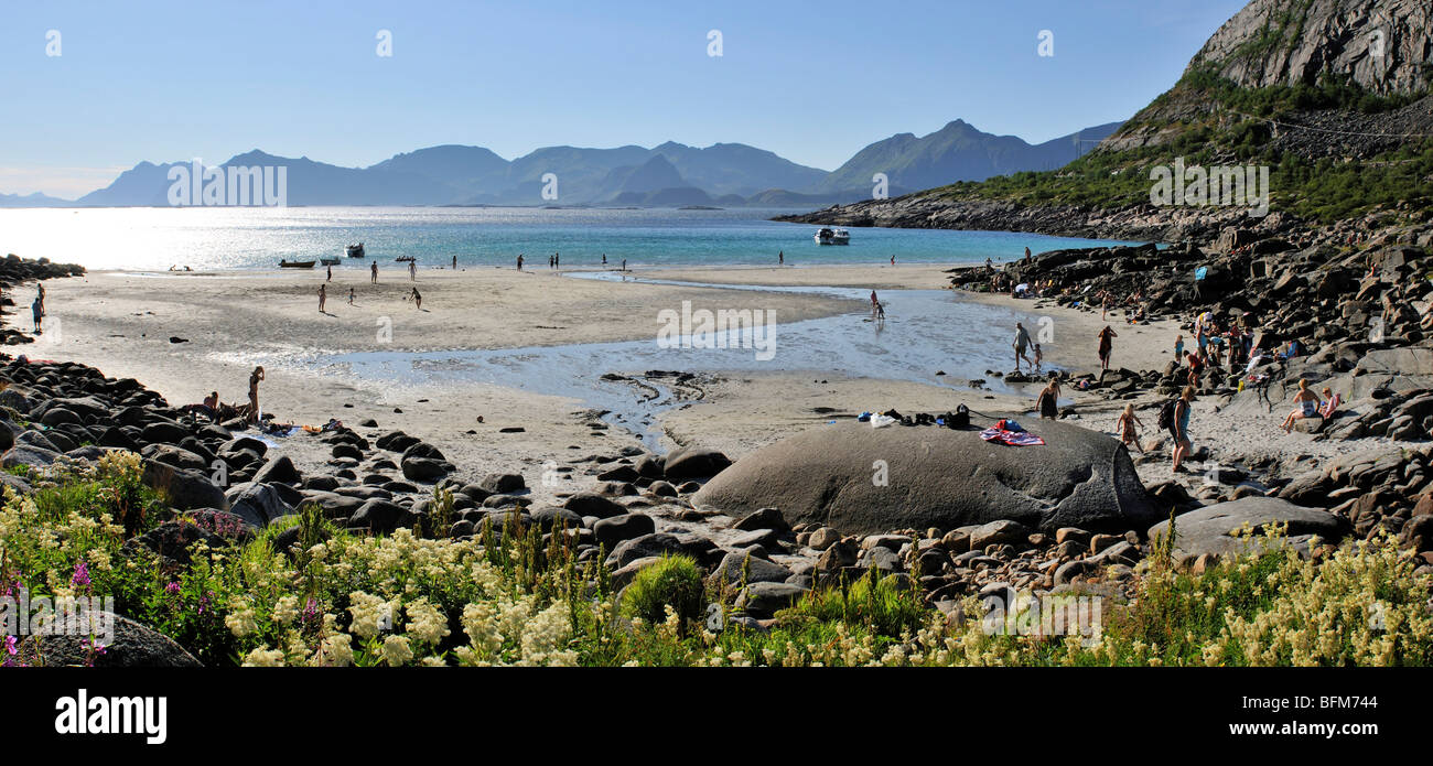 Rorvik beach dans les Lofoten, Norvège du Nord, une journée ensoleillée. Banque D'Images