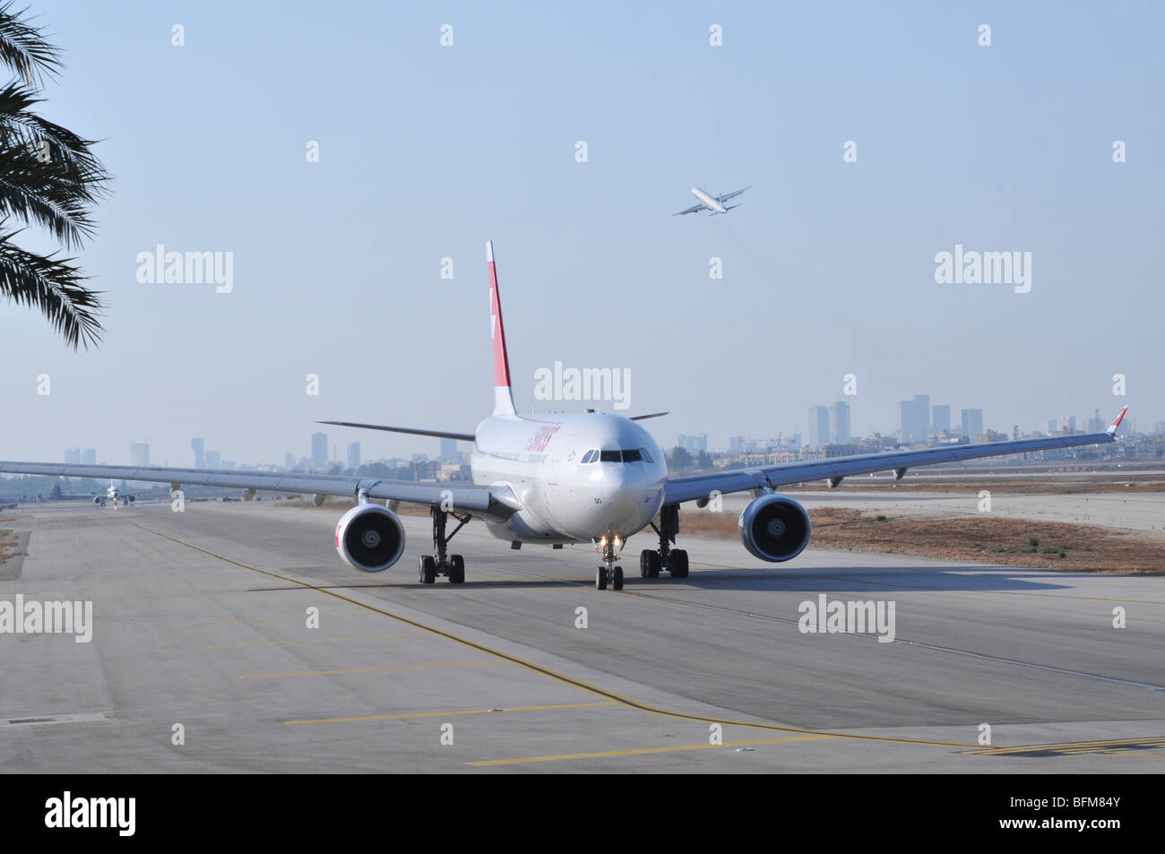 L'aéroport international Ben Gourion, Israël SWISS passenger jet prêt à décoller Banque D'Images