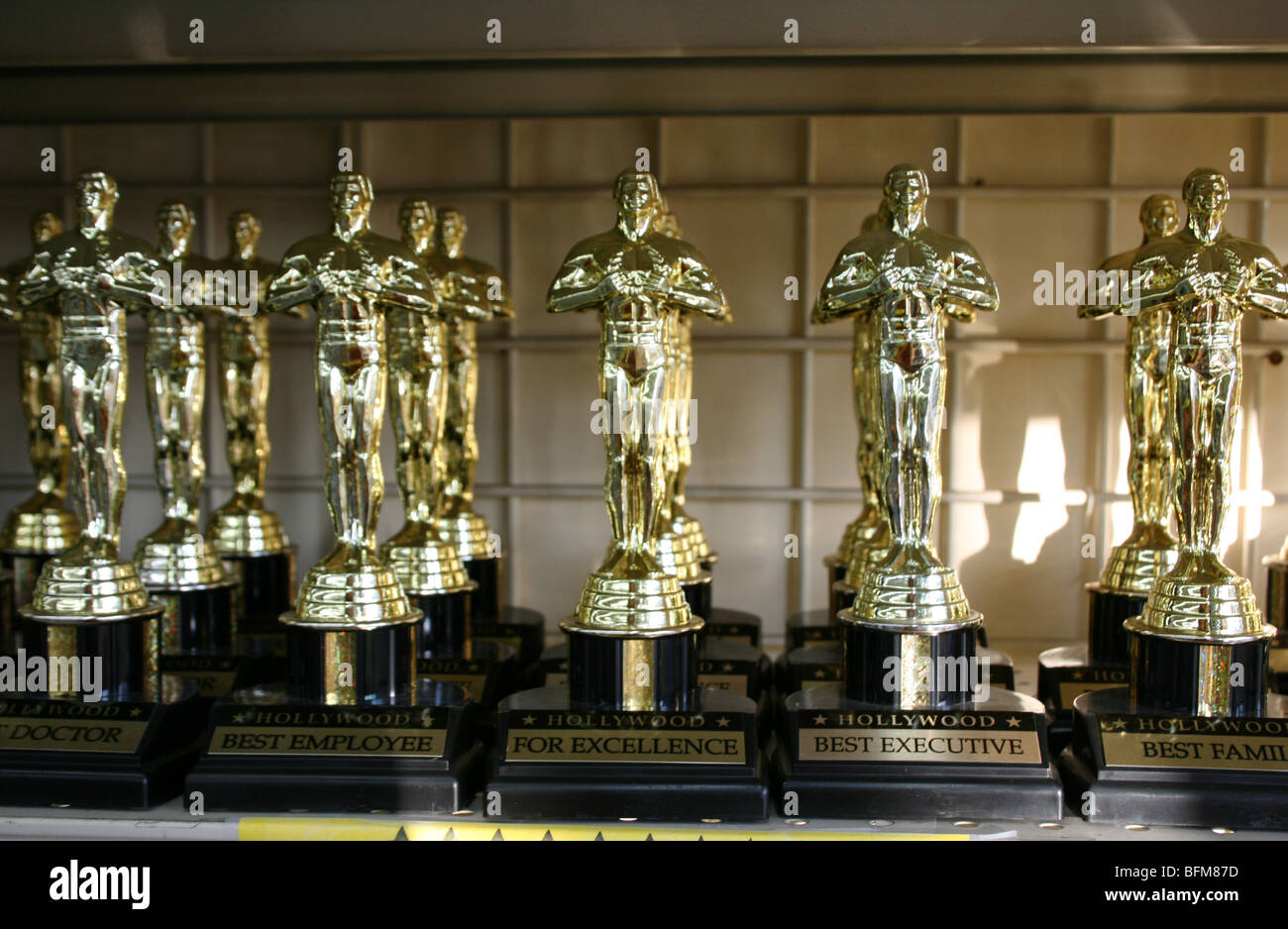 Trophée Oscar plastique statuettes statue à vendre en Californie Hollywood Banque D'Images