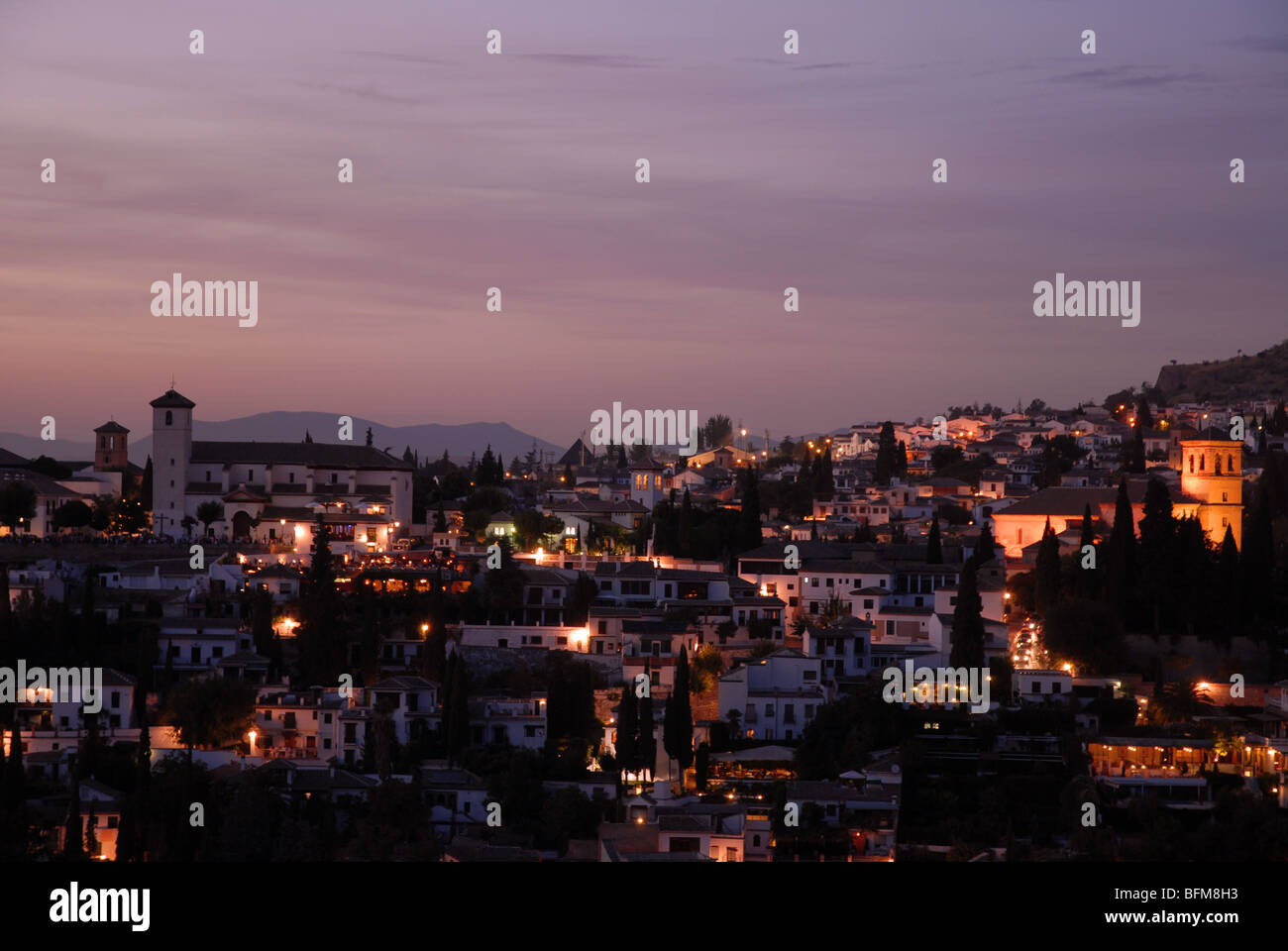 Au coucher du soleil Vue de l'Alhambra à l'Albaicin de Grenade, Grenade. Andalousie, Espagne Banque D'Images