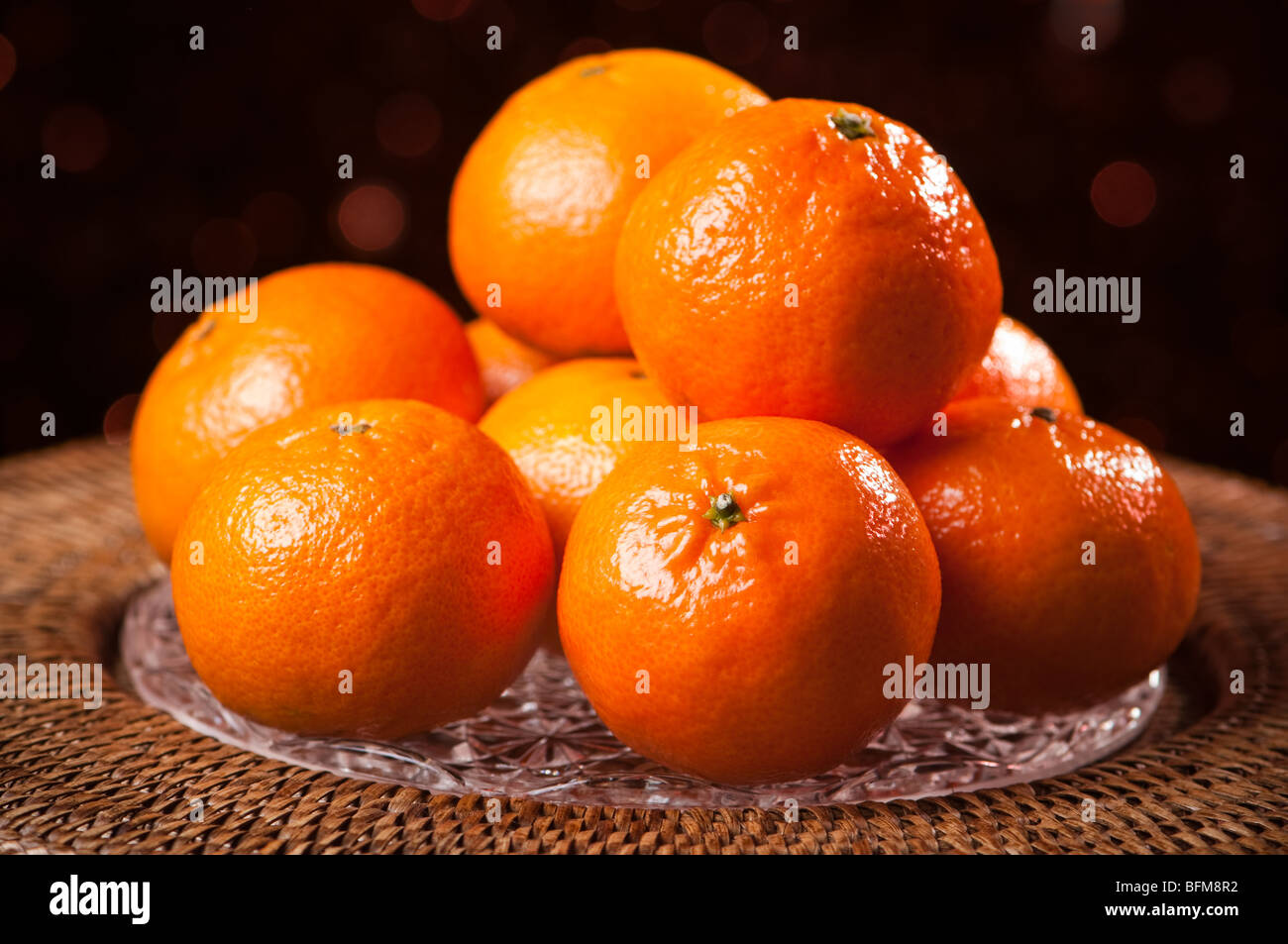 Clémentine fête des fruits sur un plat en verre avec sparkle background Banque D'Images