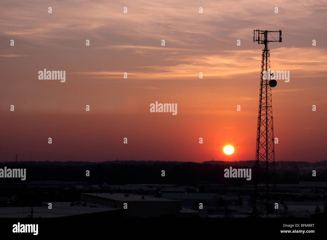 L'orange foncé Cell Phone Tower Silhouette Banque D'Images