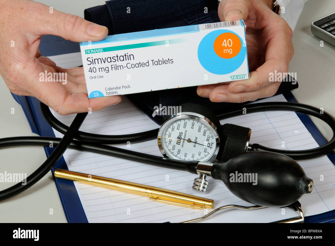 Médecin médicaments patients holding Banque D'Images